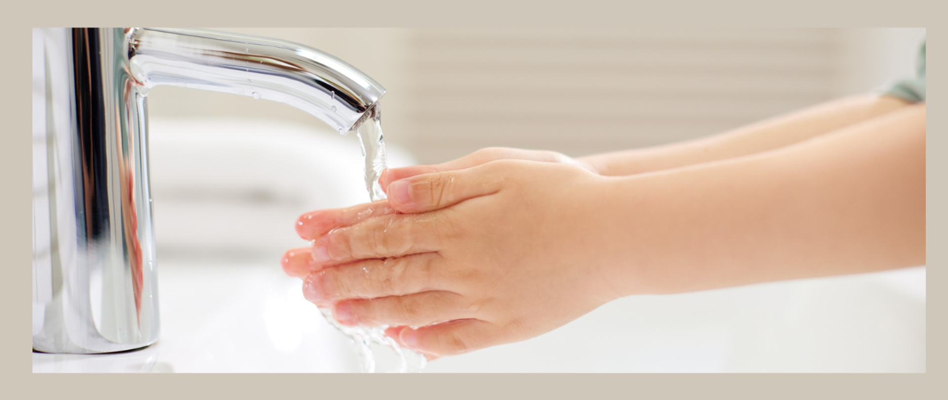 ręce myte pod kranem z bieżącą wodą