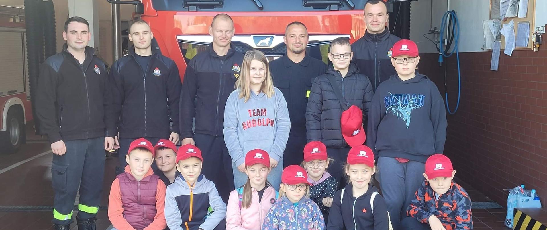 Pokaz sprzętu dla dzieci z czarnolasu - zdjęcie grupowe