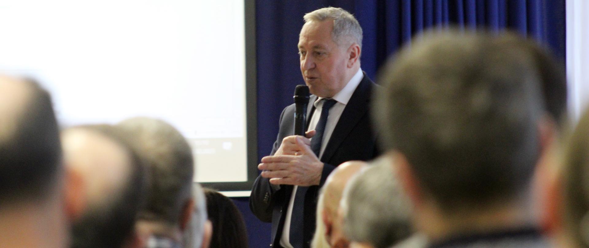 wicepremier, minister rolnictwa i rozwoju wsi Henryk Kowalczyk przemawiający z mikrofonem w ręce