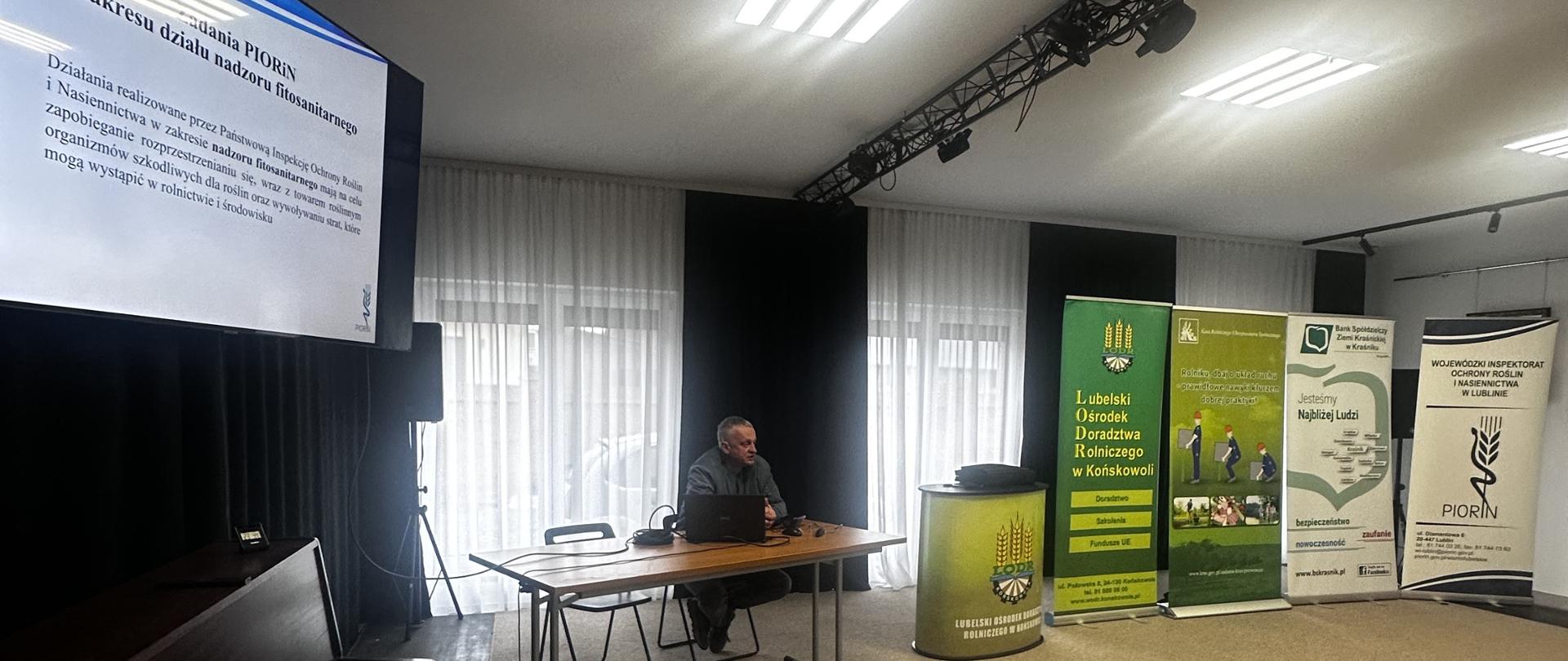 Pracownik WIORiN dokonuje pokazu prezentacji