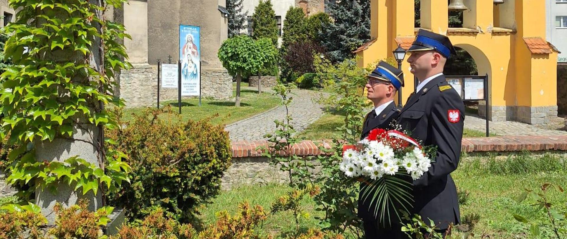 Delegacja KP PSP Strzelin przy pomniku św. Floriana