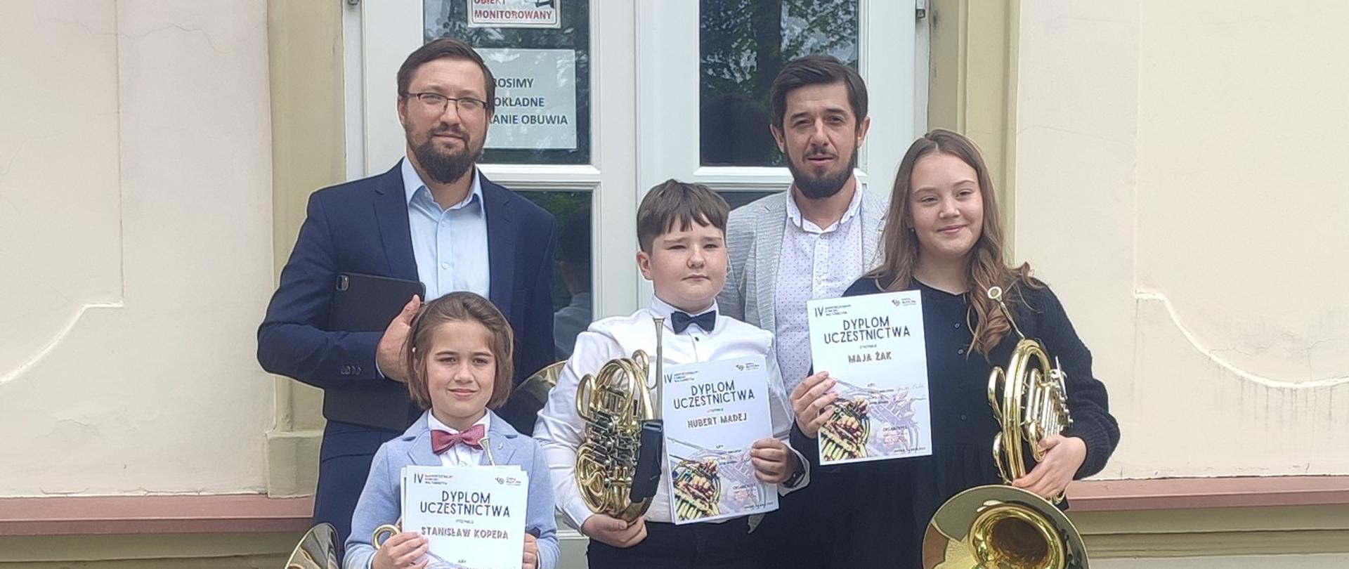 uczniowie klasy waltorni Piotra Rysiewicza, wraz z nim i akompaniatorem Sławomirem Kuskiem podczas "IV Makroregionalnego Konkursu Waltornistów".