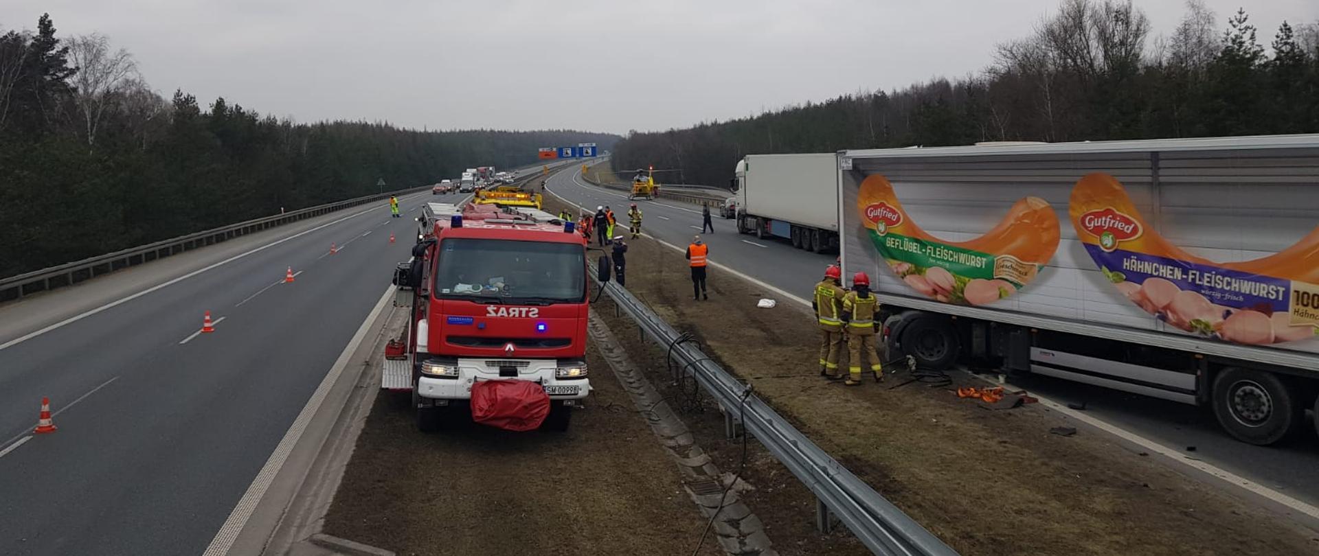 Samochód strażacki na pasie zieleni A4