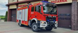 Nowy ciężki samochód ratowniczo-gaśniczy przed garażami JRG.