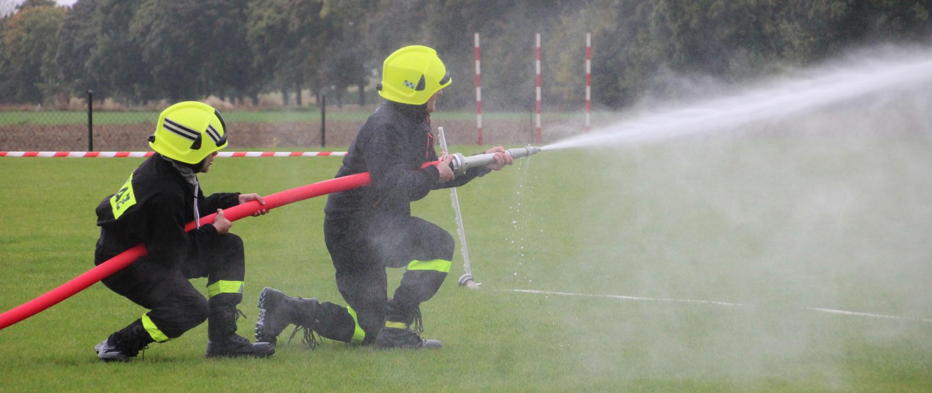Konkurencja ćwiczenie bojowe- strażacy podają prąd gaśniczy