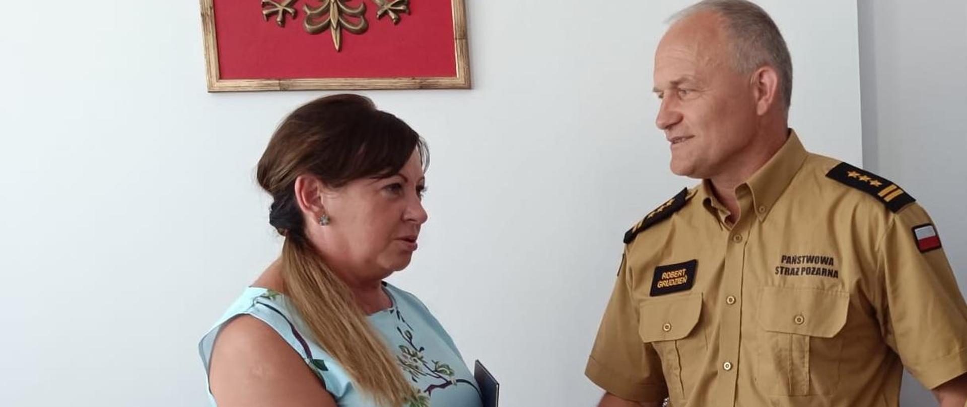 Pani Burmistrz ściska rękę Komendanta