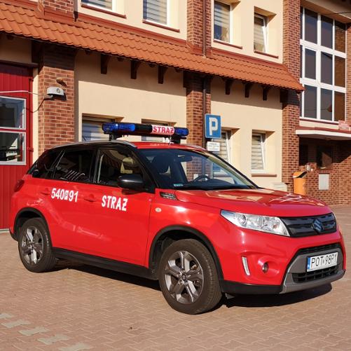 Na zdjęciu samochód specjalny lekki operacyjny Suzuki Vitara na placu manewrowym przed garażami Jednostki Ratowniczo-Gaśniczej