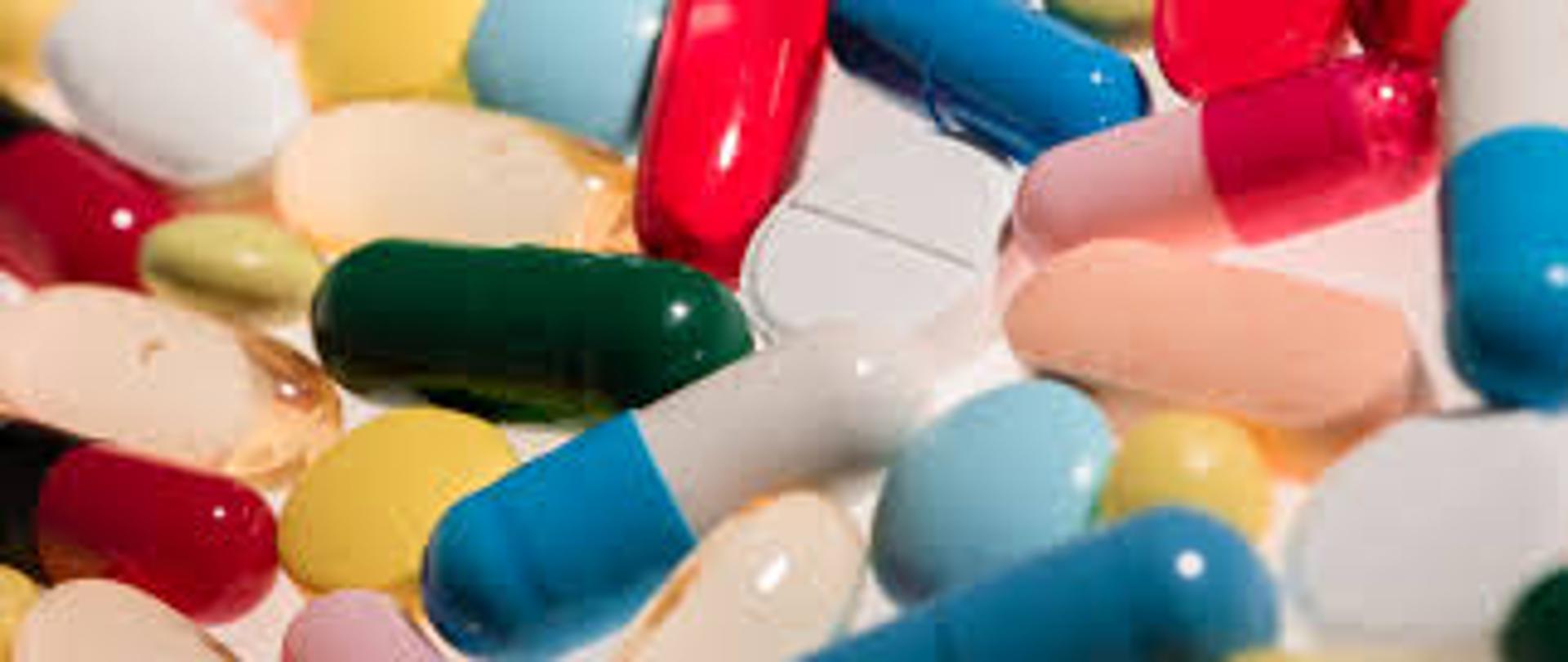 na zdjęciu dużo tabletek w różnych kolorach