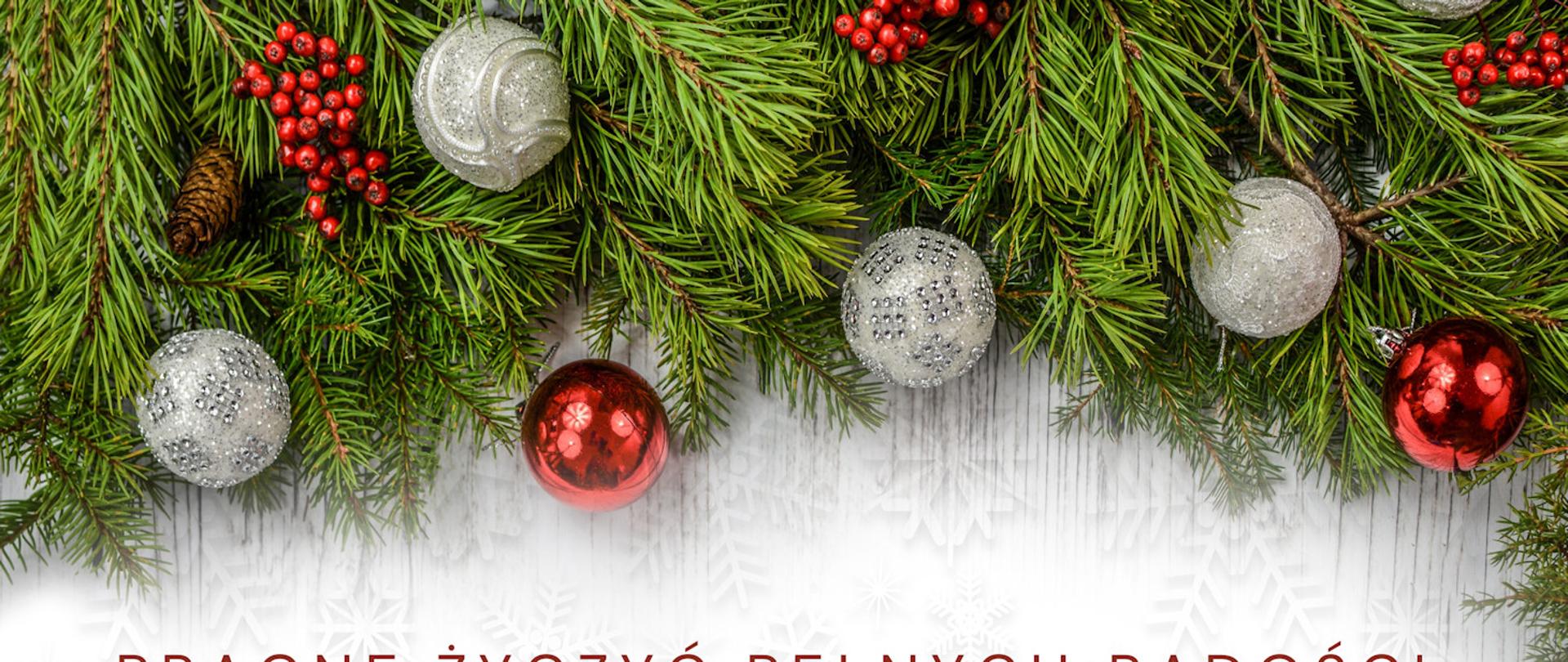 Zdjęcie przedstawia gałązki choinki z bombkami. Pod igliwiem znajdują się życzenia świąteczne od Pani Dyrektor. W lewym dolnym rogu ikony trzech choinek.