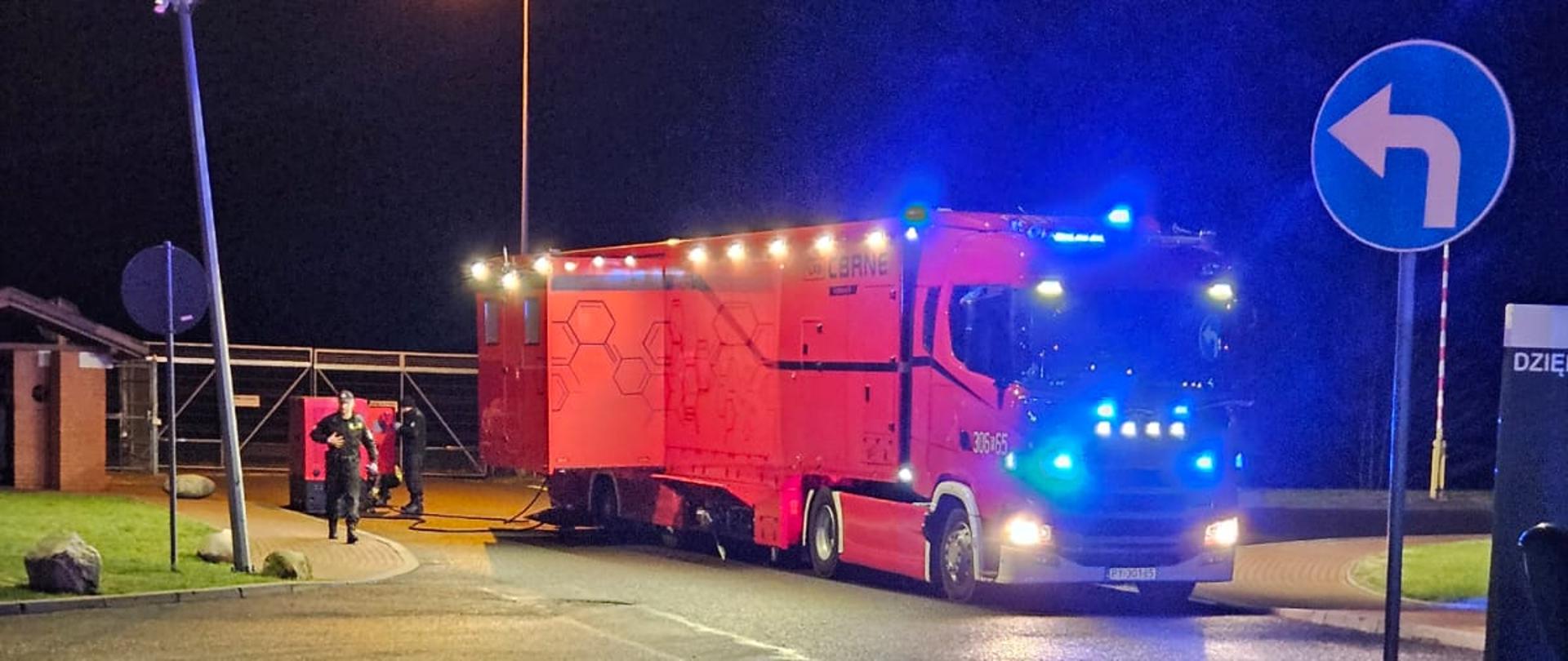 Strażacy podczas działań chemicznych.