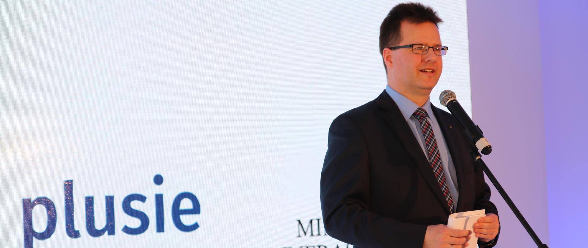 Wiceminister infrastruktury A. Bittel podczas konferencji prasowej