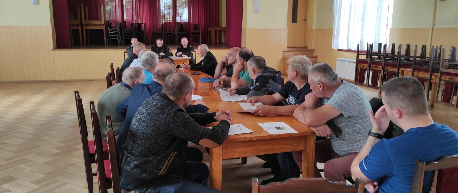 Na zdjęciu widoczni funkcjonariusze KP PSP w Zduńskiej Woli podczas spotkania z przedstawicielami OSP