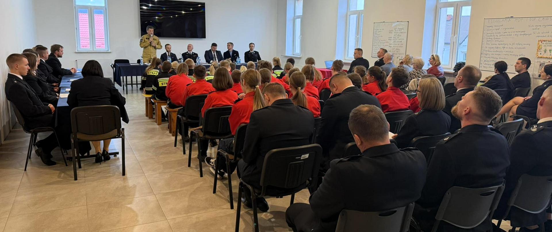 Zdjęcie przedstawia uczestników spotkań sprawozdawczych w jednostkach Ochotniczych Straży Pożarnych.