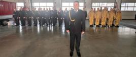 Uroczyste zakończenie służby st. ogn. Krzysztofa Skolimowskiego (strażak stojący w mundurze)