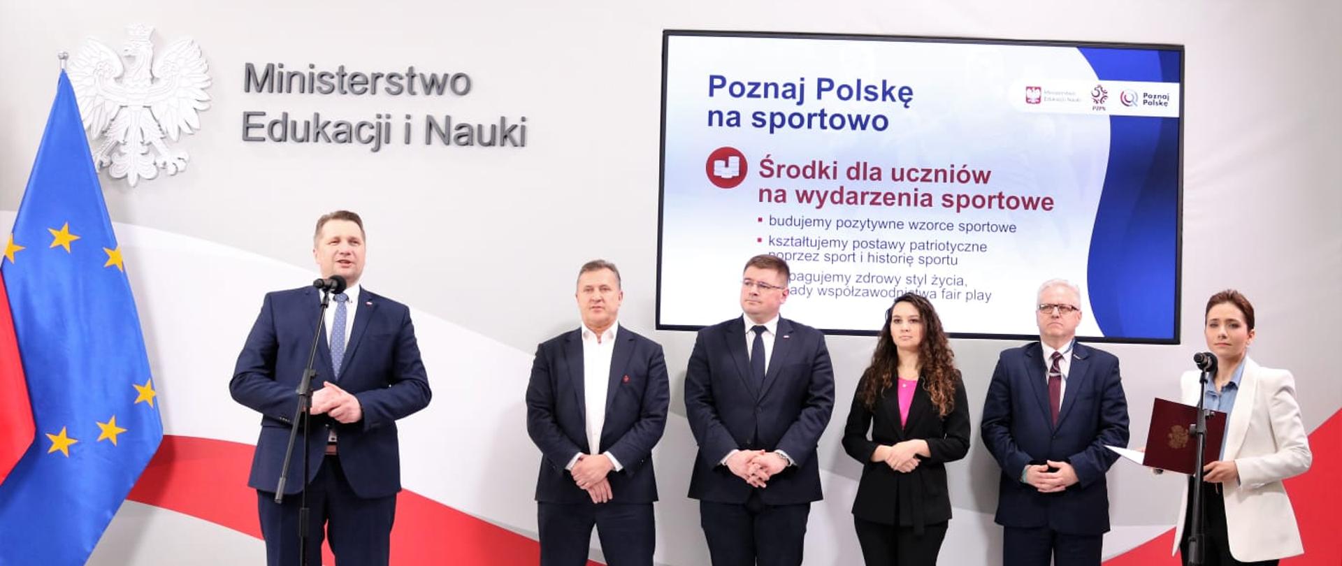 Przemawia minister Przemysław Czarnek, za nim stoją wiceminister Tomasz Rzymkowski, prezes PZPN Cezary Kulesza, Justyna Orłowska, prof. Grzegorz Górski oraz Adrianna Całus, rzecznik MEiN.