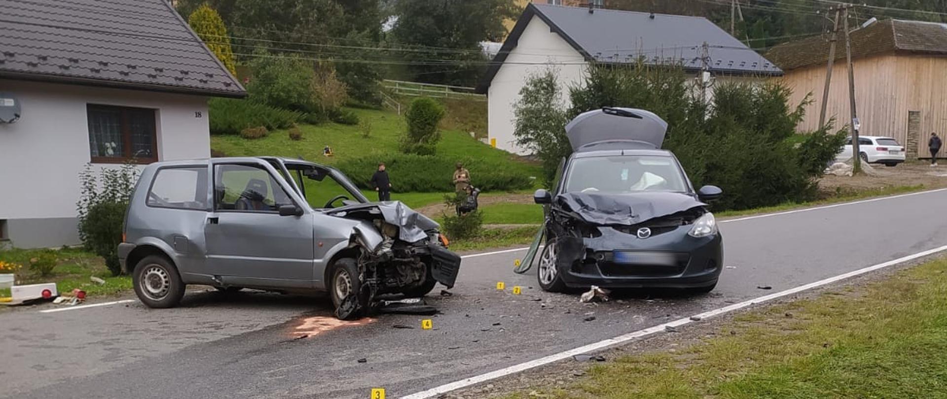 Dwa uszkodzone samochody na drodze