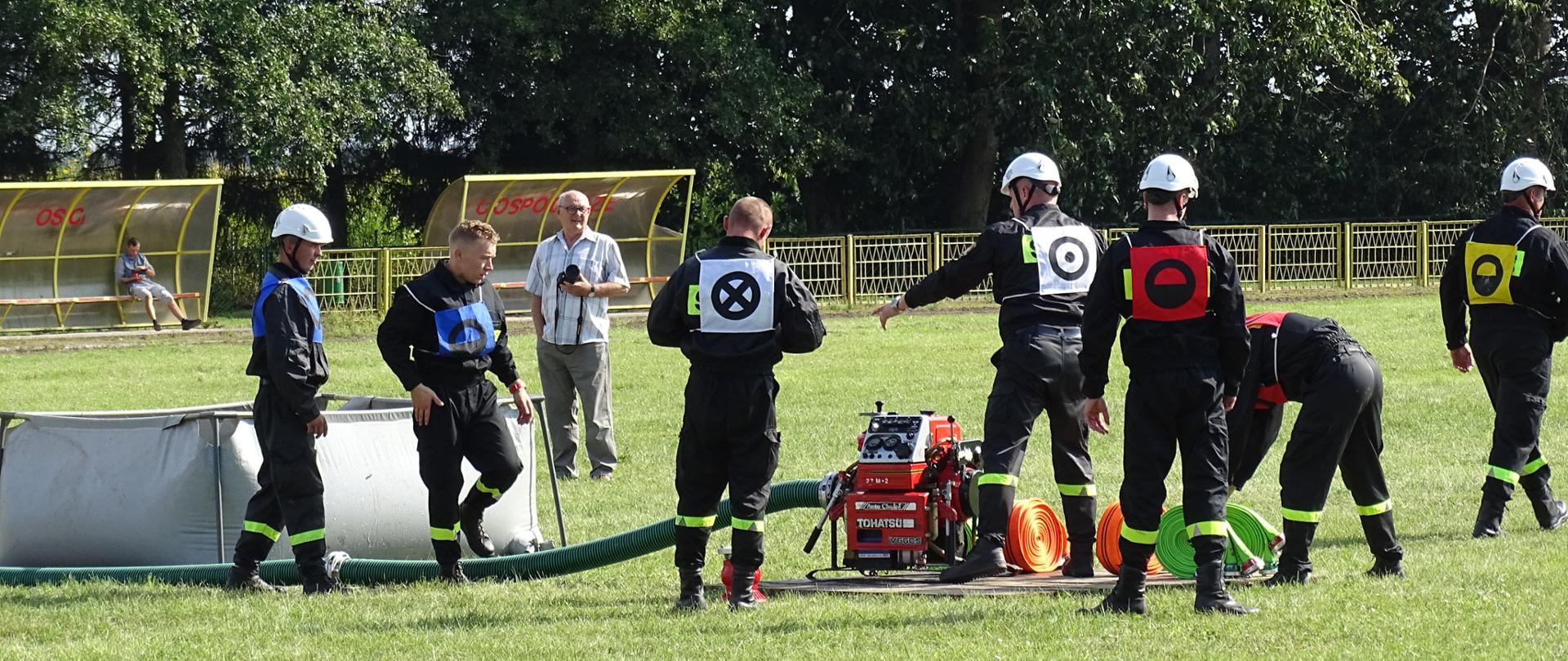 Drużyna ostatni raz sprawdza kompletność sprzętu przed ułożeniem go w wyznaczonym miejscu