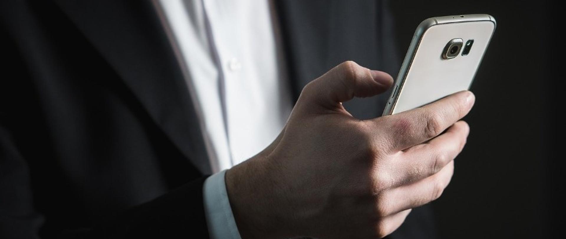 zdjęcie telefonu trzymanego w ręce