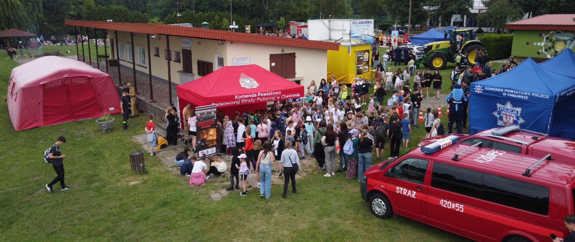 Kręcimy Bezpieczeństwo w powiecie chełmińskim. Na zdjęciu znajdują się uczestnicy Dnia Dziecka zorganizowanego nad Jeziorem Starogrodzkim w Chełmnie. Zdjęcie wykonano z drona.