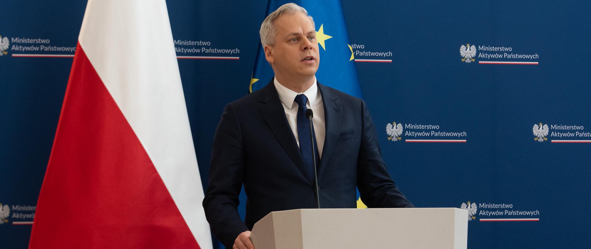 Wiceminister Karol Rabenda podczas konferencji poświęconej dystrybucji węgla.