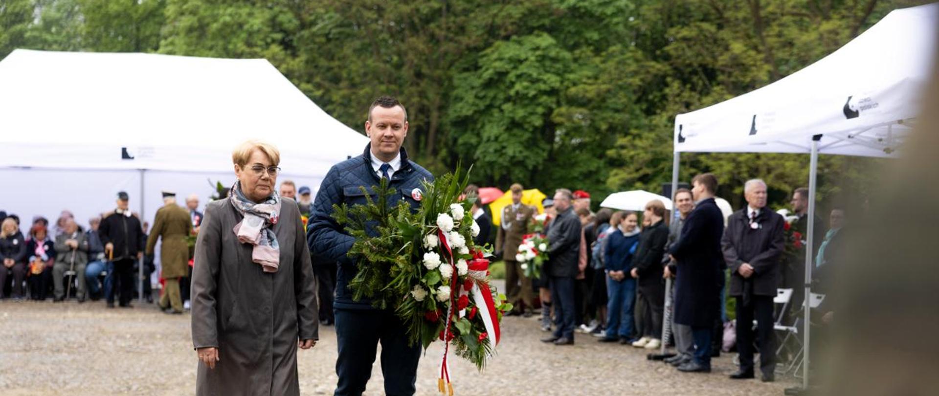 Pełnomocnicy wojewody łódzkiego: Jolanta Chełmińska i Maciej Kucharski podczas składania kwiatów na łódzkich obchodach Święta Dzieci Wojny. 