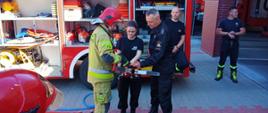 KLASA POLICYJNA Z WIZYTĄ U ŚREDZKICH STRAŻAKÓW