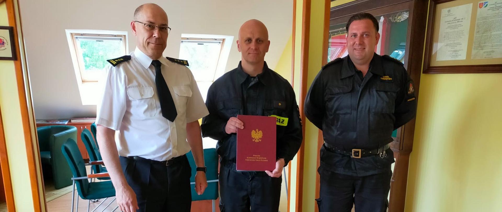 Na zdjęciu widoczni funkcjonariusze KP PSP w Augustowie podczas przekazania listu gratulacyjnego. 