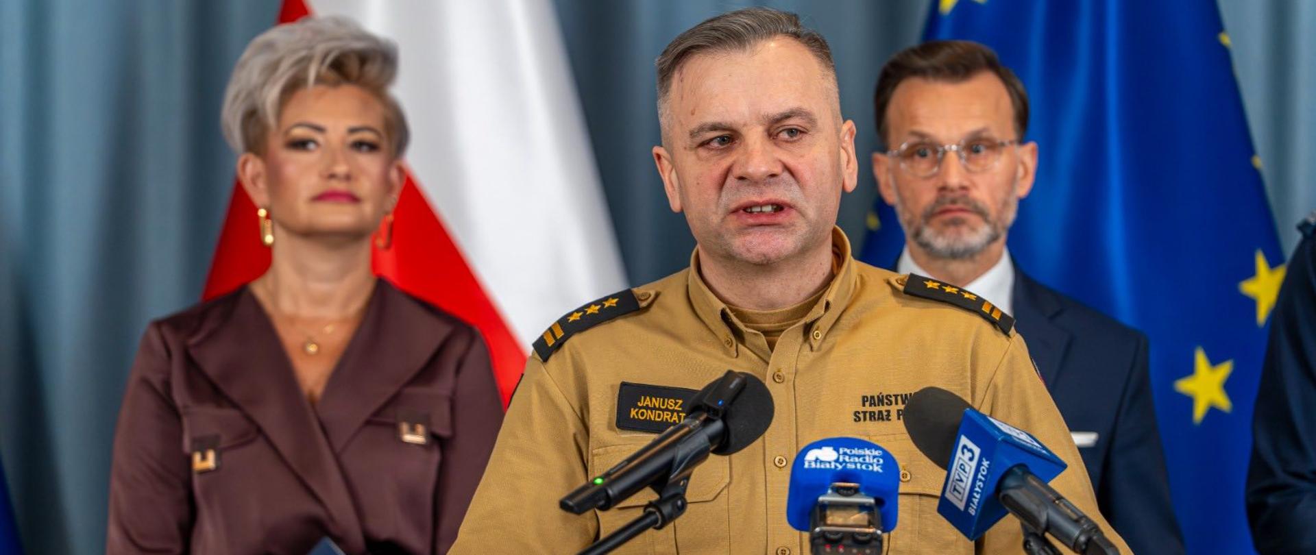 Konferencja prasowa dot. bezpieczeństwa podczas ferii zimowych - st. bryg. Janusz Kondrat przy mikrofonie