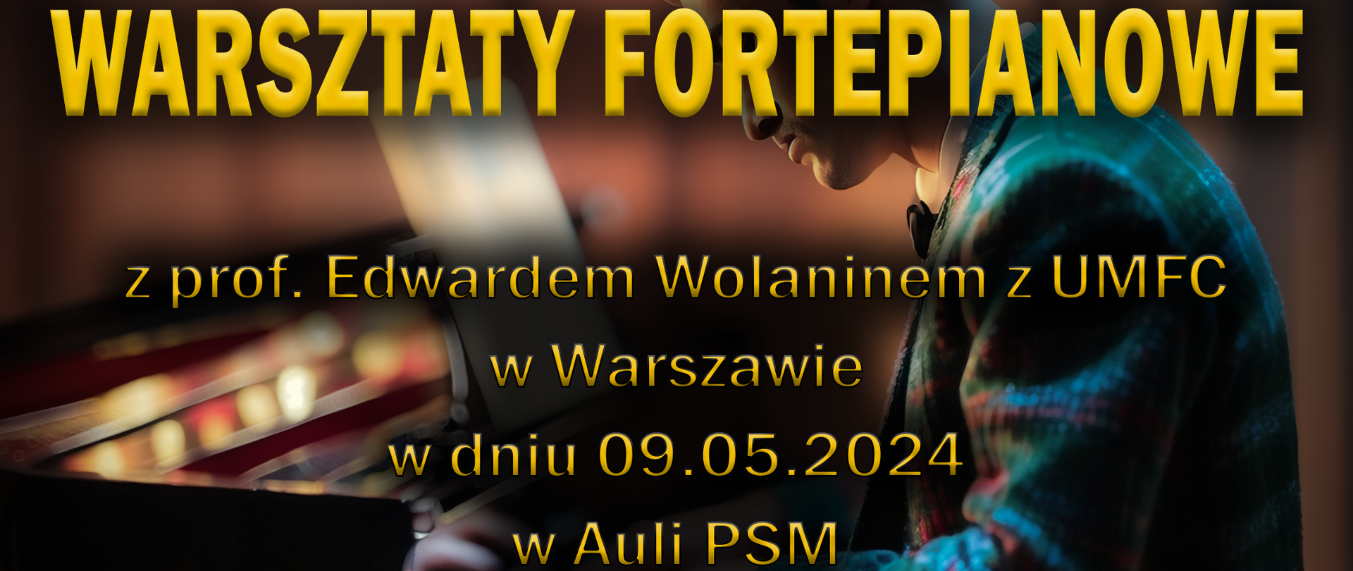 Plakat na ciemno brązowym tle widoczna sylwetka mężczyzny grającego na fortepianie u góry żółty napis Państwowa Szkoła Muzyczna I i II st. im. Witolda Lutosławskiego w Krasnymstawie zaprasza na Warsztaty fortepianowe z prof. Edwardem Wolaninem z UNFC w Warszawie w dniu 09.05.2024 w Auli PSM godz.13:00 "Proces przygotowania ucznia do konkursu" 