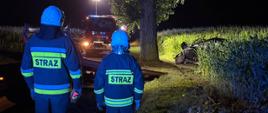 Na zdjęciu widnieją strażacy w trakcie działań ratowniczych podczas wypadku drogowego. 