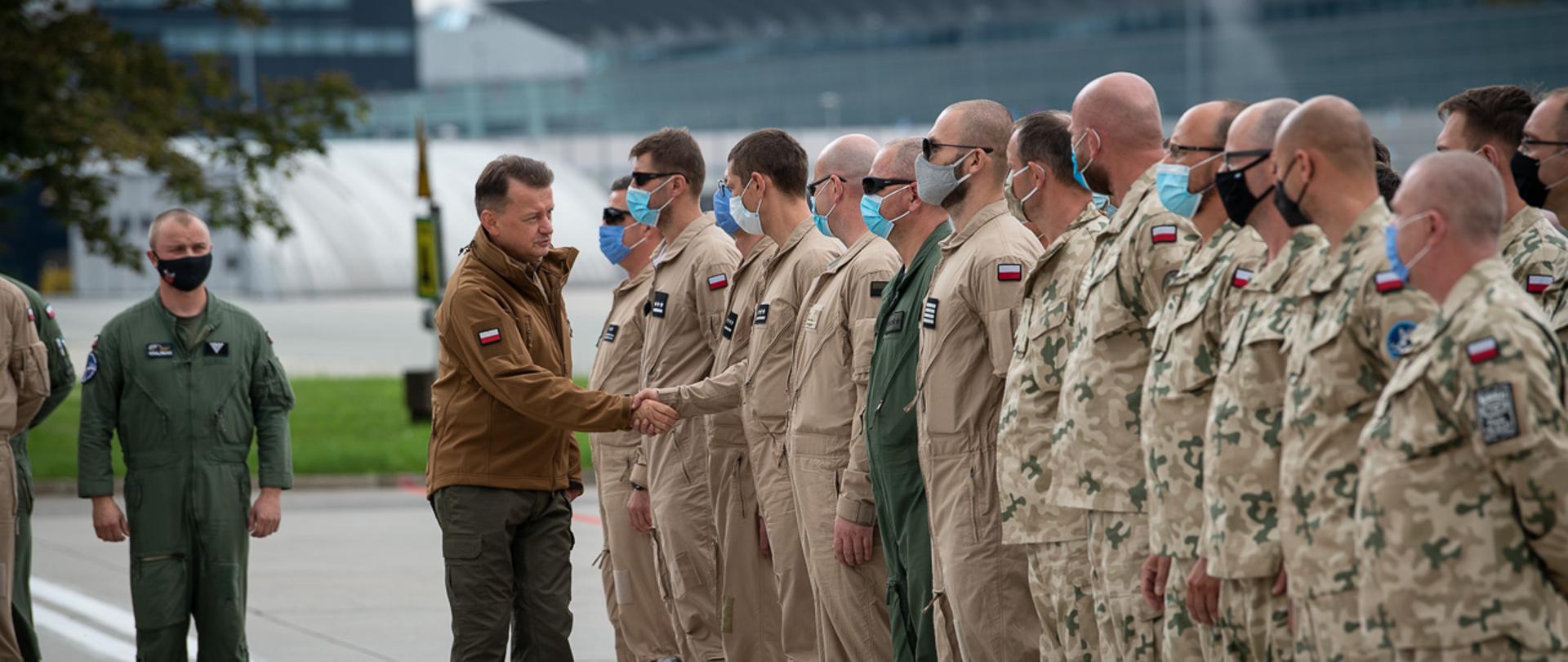 Minister Błaszczak spotkał się na lotnisku z żołnierzami wracającymi z Afganistanu 