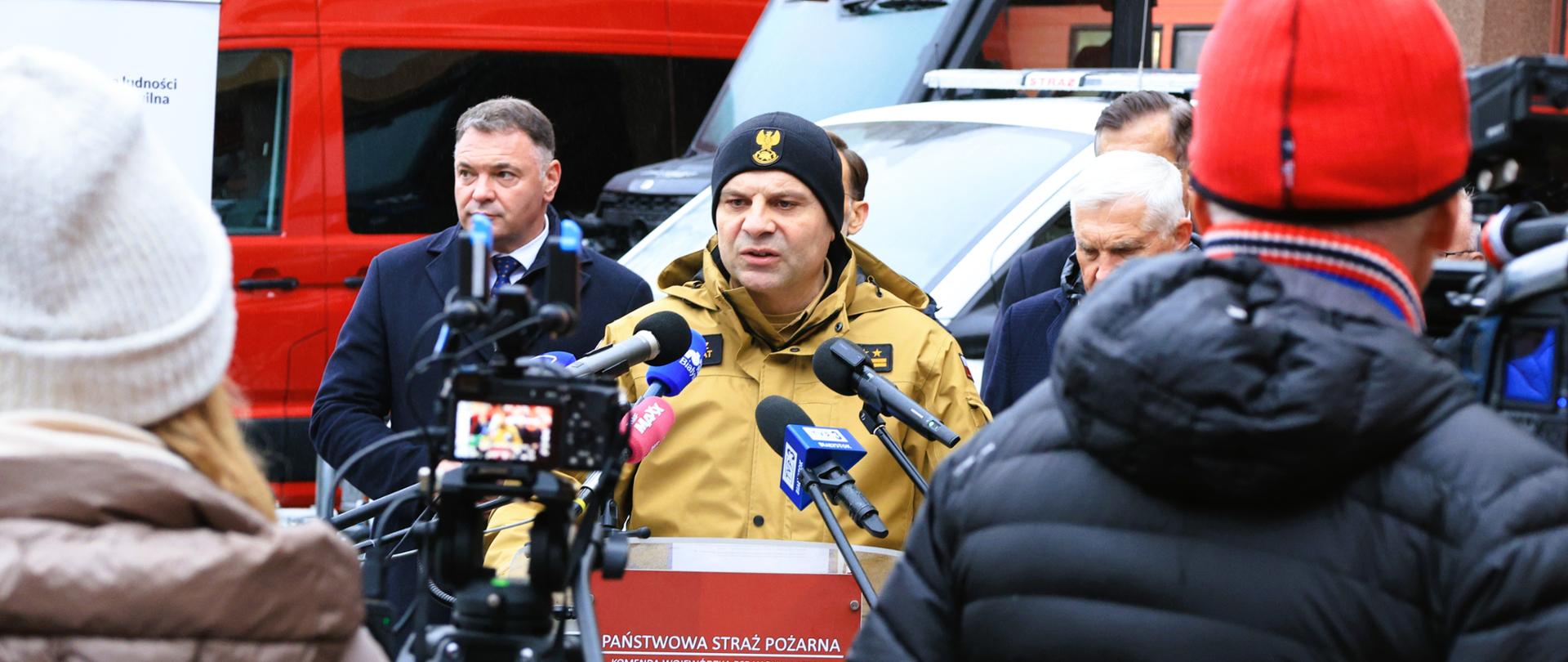 Podlaski komendant wojewódzki PSP podczas wystąpienia przy mównicy