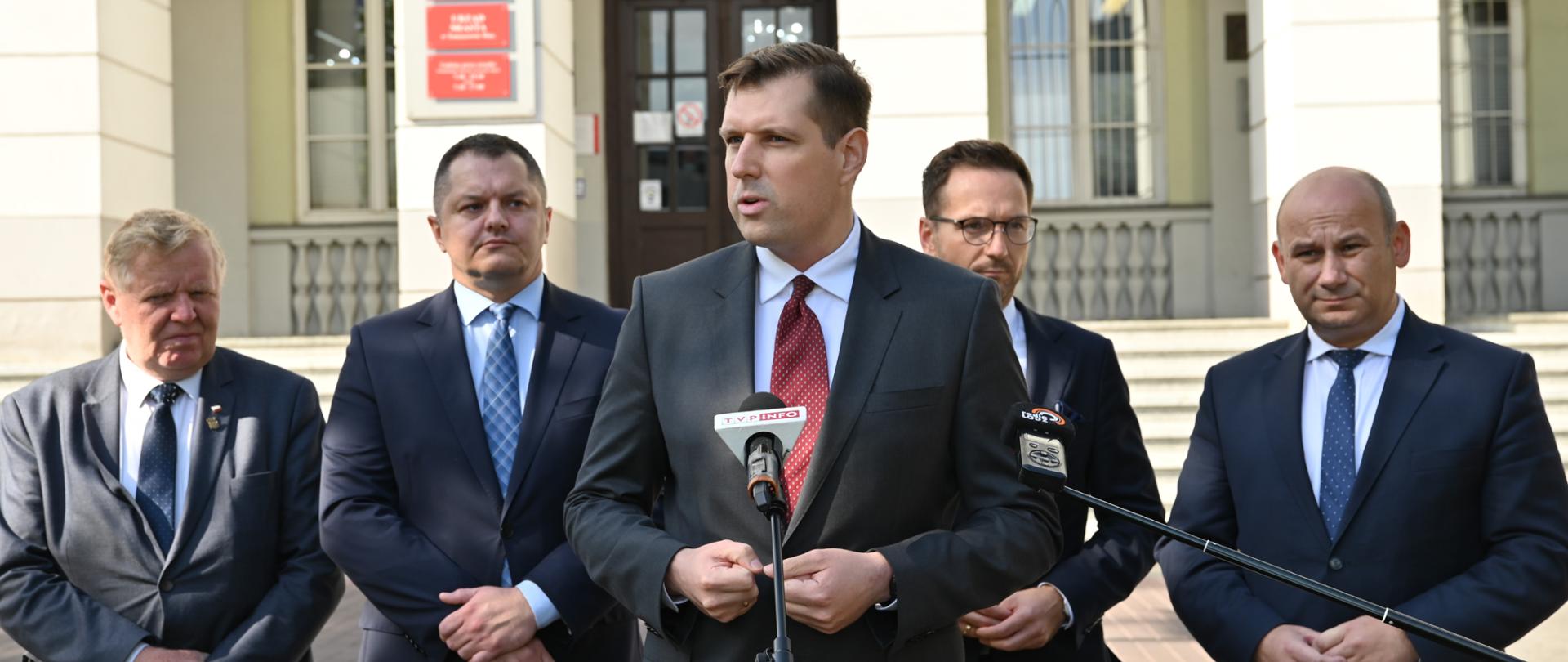 Tobiasz Bocheński - Wojewoda Łódzki w trakcie konferencji prasowej podsumowującej debatę 