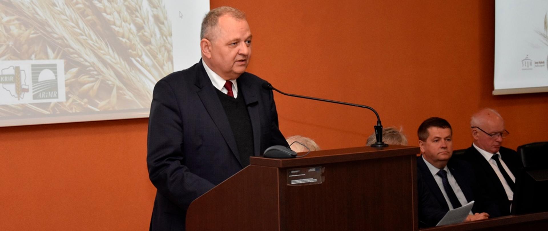Wiceminister R. Zarudzki podczas wystąpienia w Olsztynie