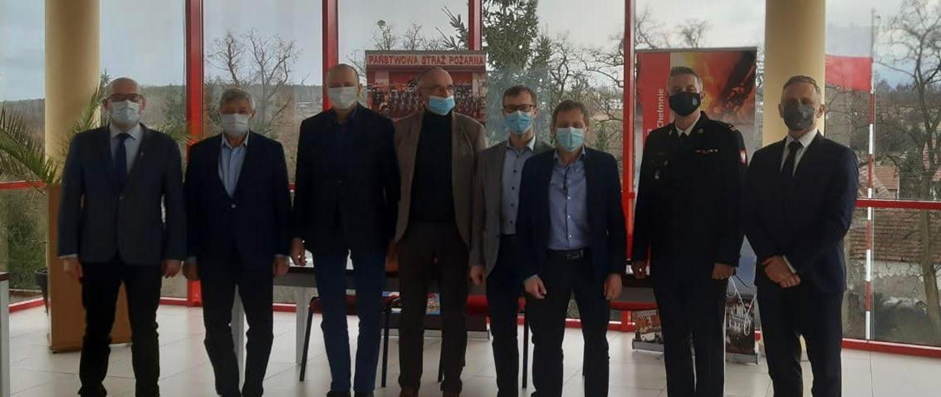 Na zdjęciu w sali sztabowej Komendy Powiatowej PSP w Chełmnie znajdują się Wójtowie Gmin, Burmistrz Miasta Chełmna oraz Komendant Powiatowy PSP w Chełmnie mł. bryg. Tomasz Guzek.