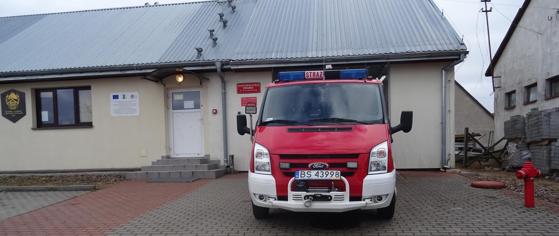 Widok Remizy OSP wraz z samochodem
