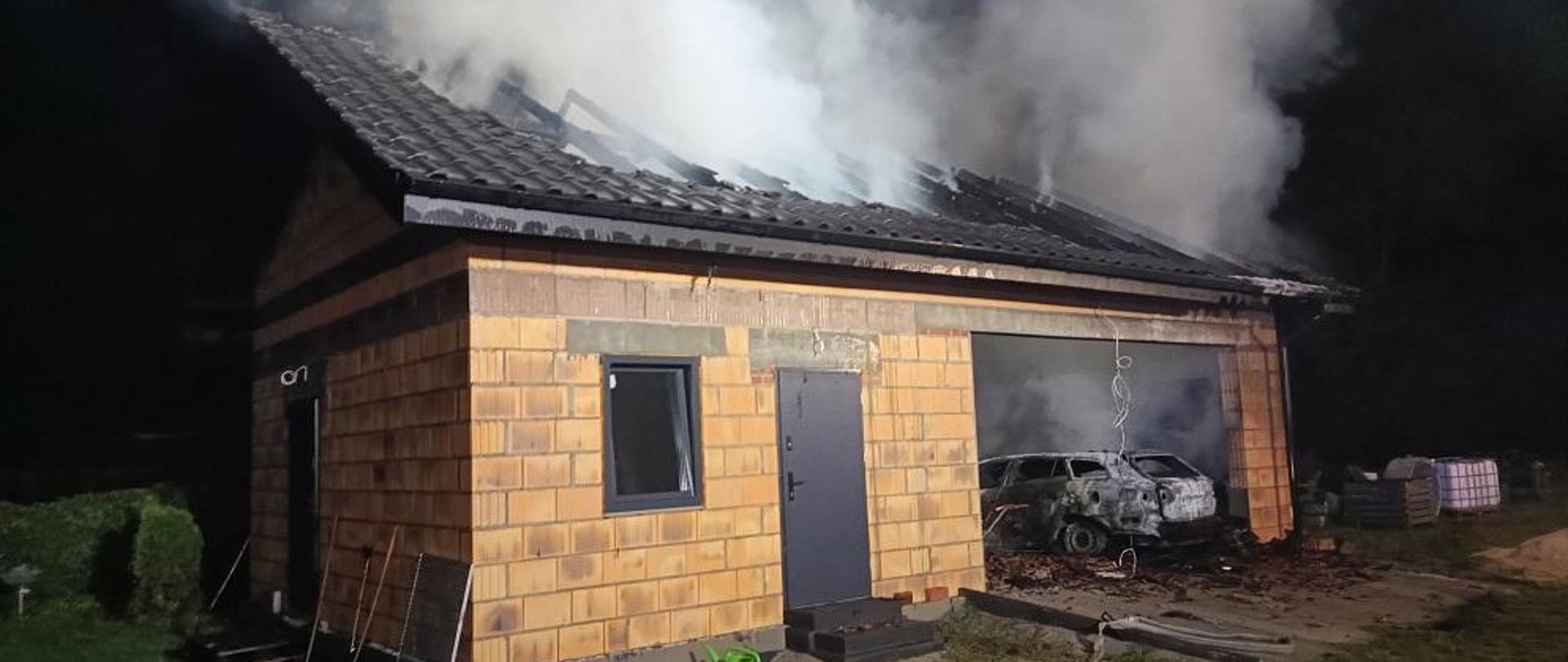 Palący się budynek garażowy.