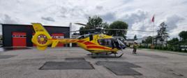 Na placu przed remizą OSP Prabuty stoi śmigłowiec LPR