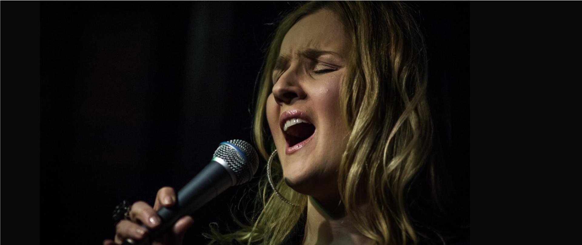 Zdjęcie przedstawia Annę Serafińską