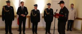 Odczytanie podziękowań przez przedstawiciela MDP OSP Ursus. W tle obecni goście.
