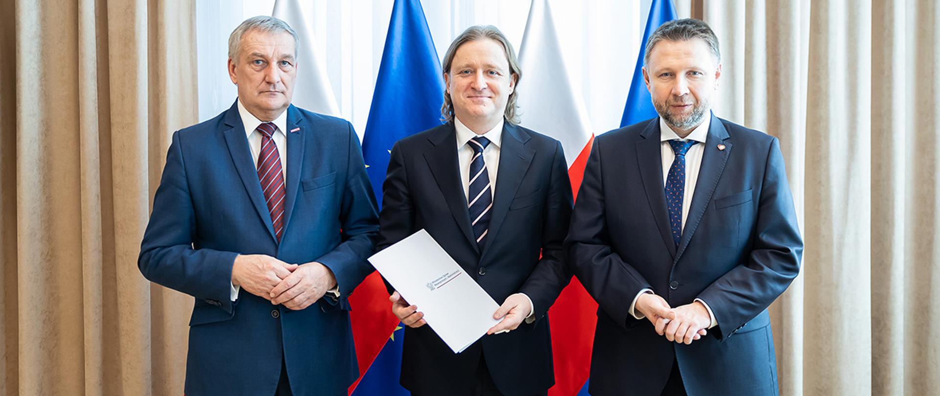 Minister Marcin Kierwiński wręczył powołanie prof. dr. hab. n. med. Piotrowi Suwalskiemu na stanowisko dyrektora PIM MSWiA