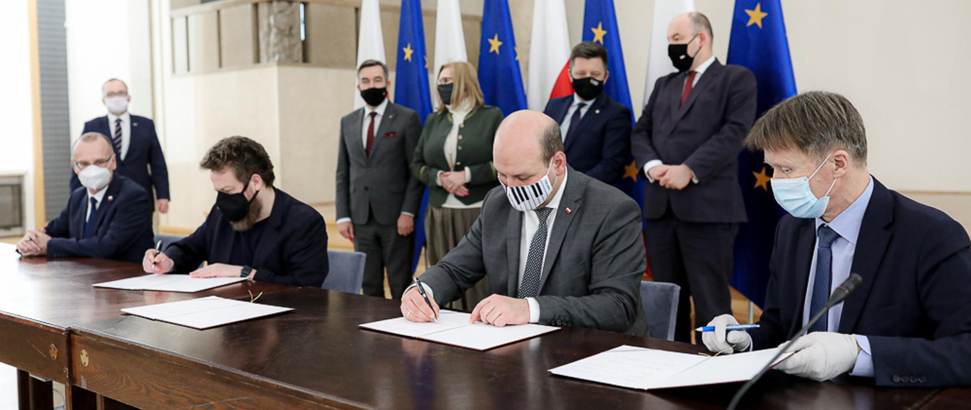 Sekretarz Stanu Szymon Szynkowski vel Sęk podczas podpisania porozumienie o współpracy w zakresie rozbudowy Domu Kultury Polskiej w Wilnie