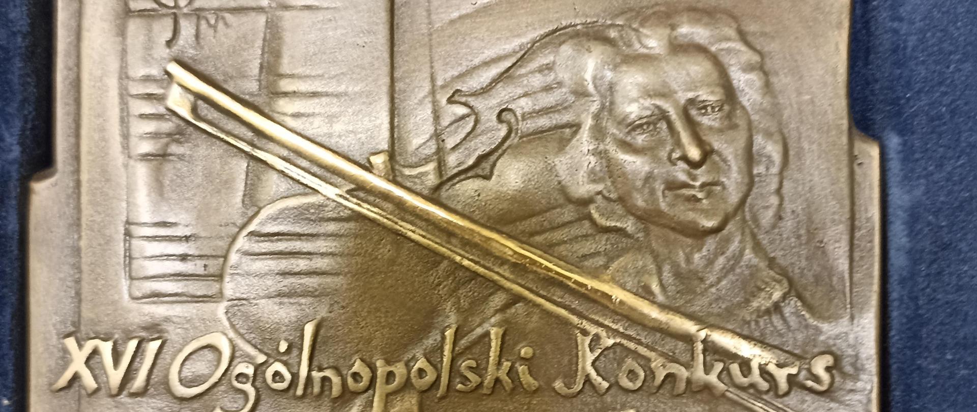 Złoty medal w niebieskim etui - nagroda w XVI Ogólnopolskim Konkursie Skrzypcowym im. Grażyny Bacewicz