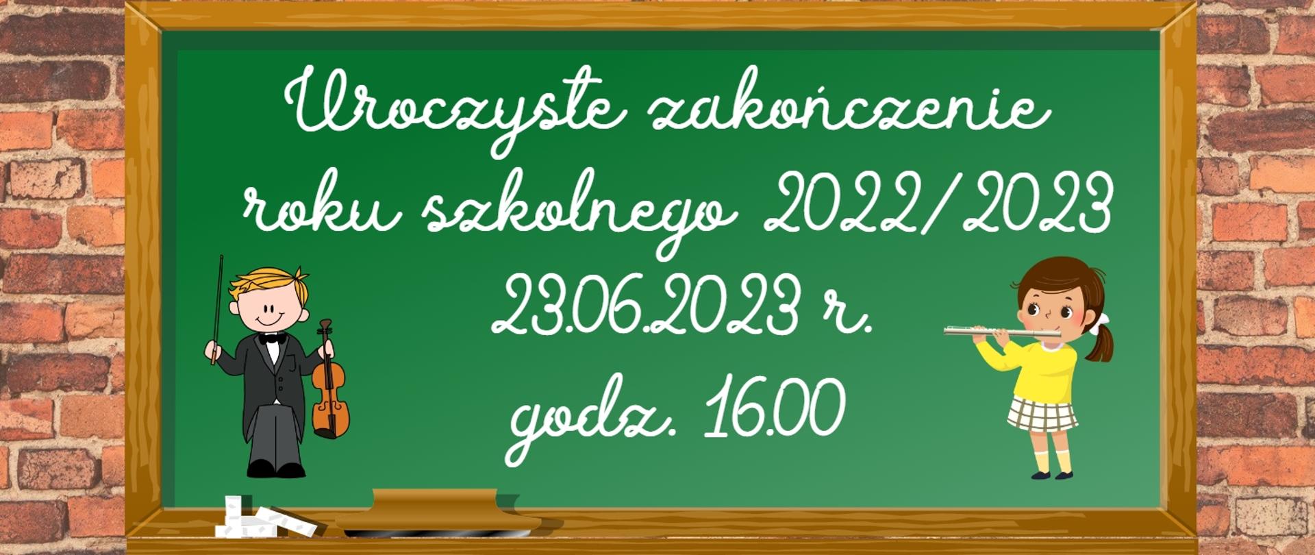 Grafika przedstawiająca tablicę szkolną z informacją o uroczystości zakończenia roku szkolnego 2022/2023 oraz postacie: skrzypka i flecistki.