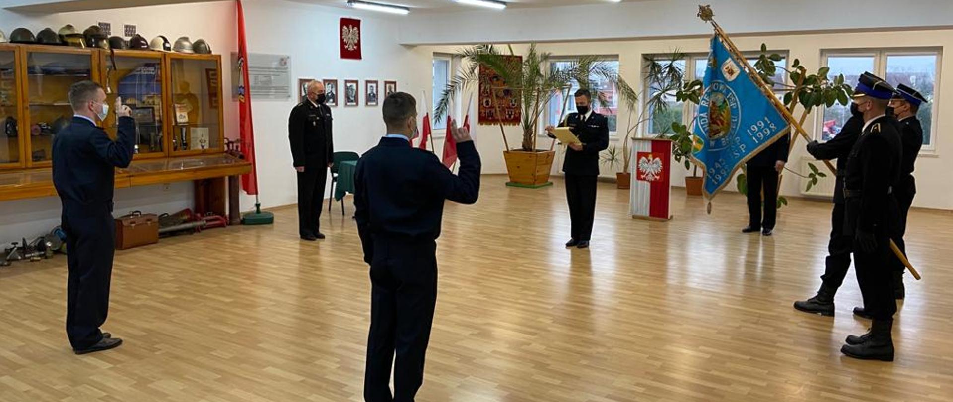 Zdjęcie przedstawia uroczystość ślubowania dwóch nowych funkcjonariuszy KP PSP w Brzegu. 