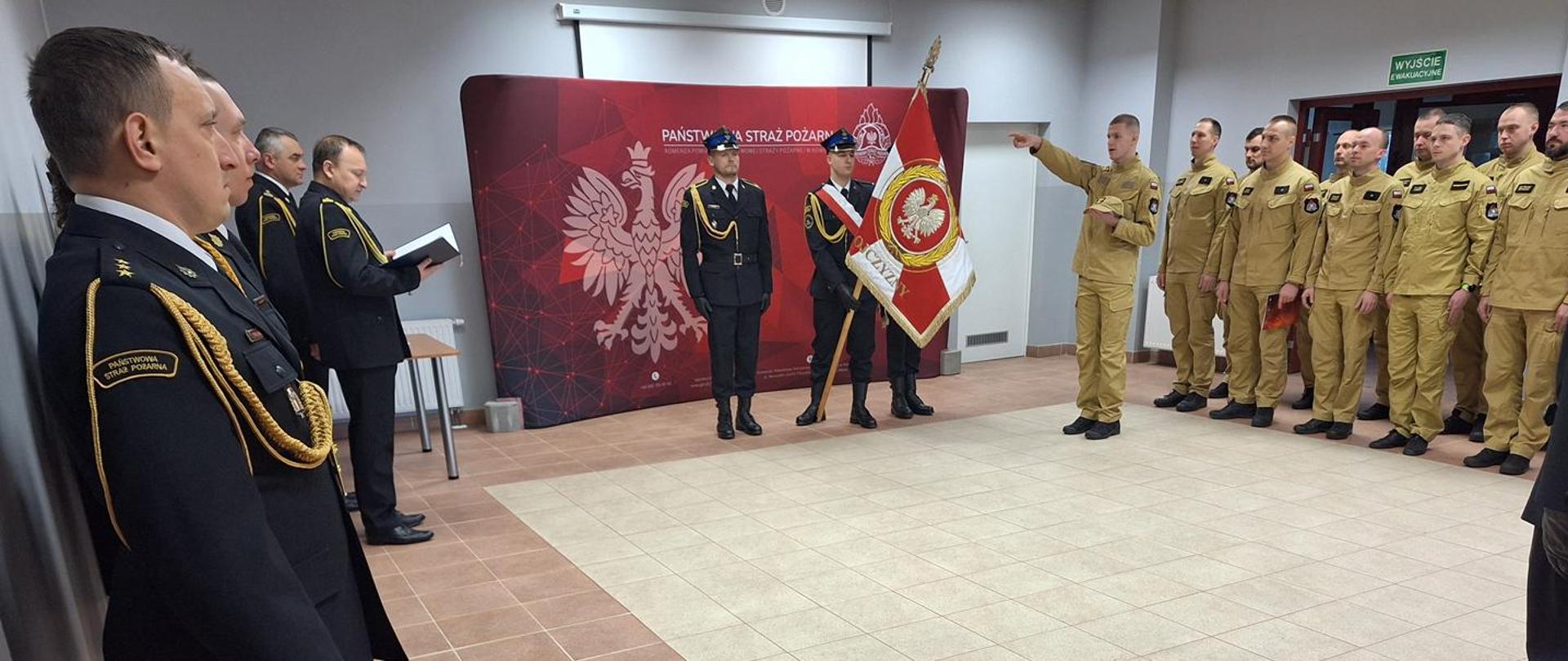 31 grudnia 2025 r. w Komendzie Powiatowej Państwowej Straży Pożarnej w Nowej Soli odbyła się uroczysta zbiórka z okazji mianowania na wyższe stanowiska służbowe