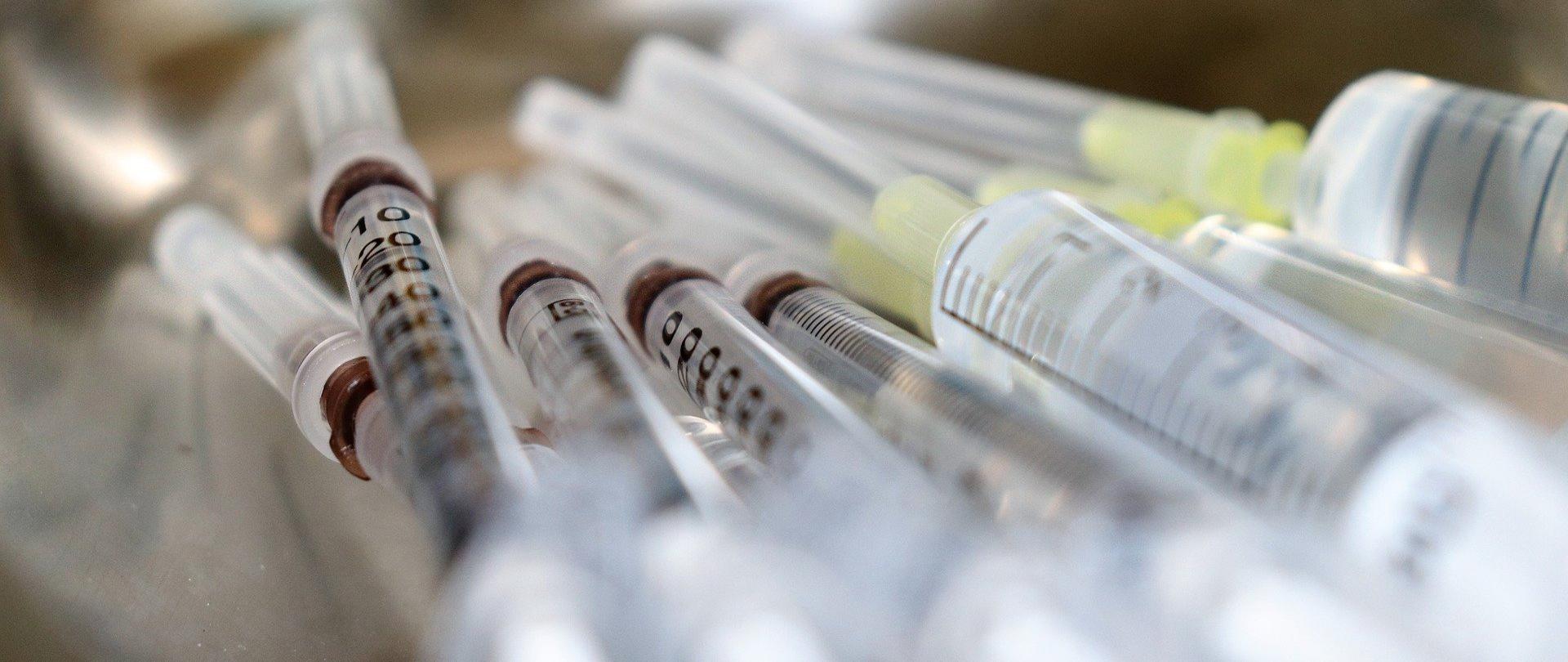 strzykawki z igłami z przygotowaną szczepionką