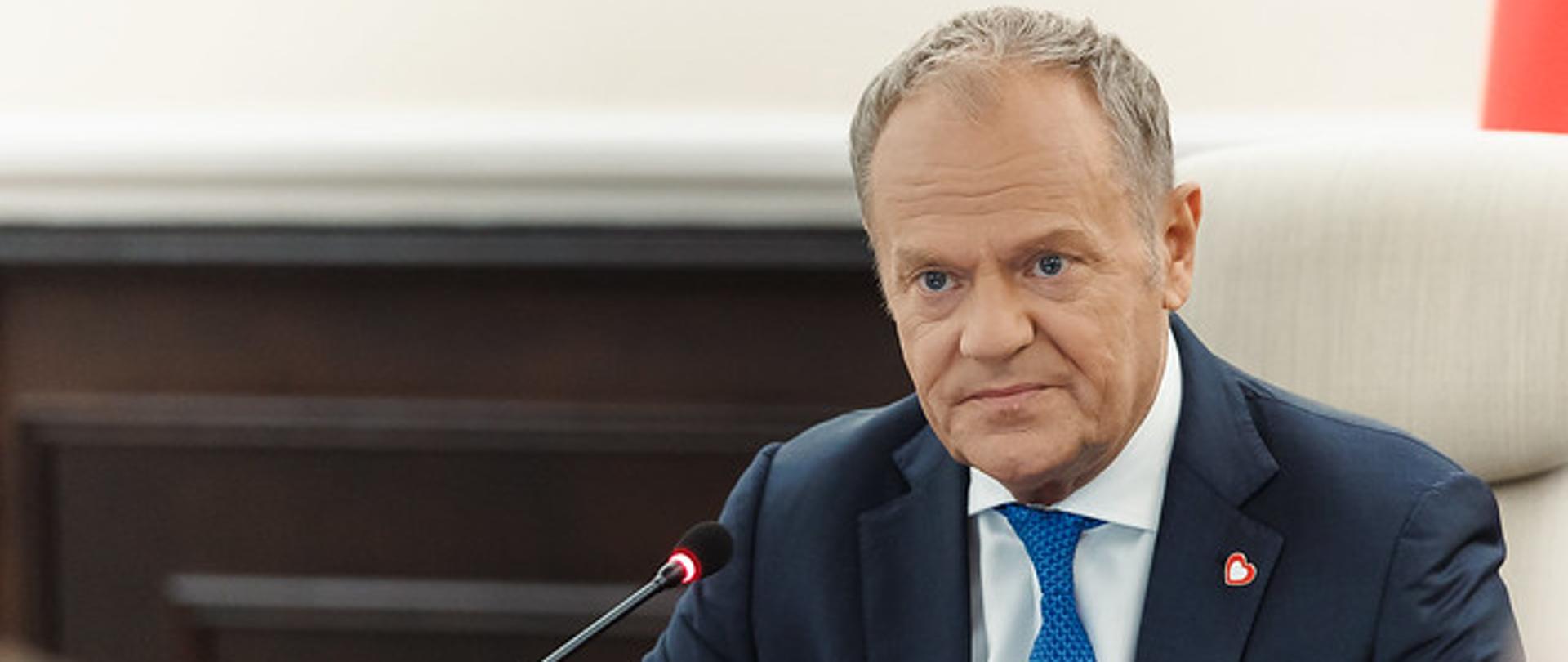 Premier D. Tusk podczas posiedzenia rządu.