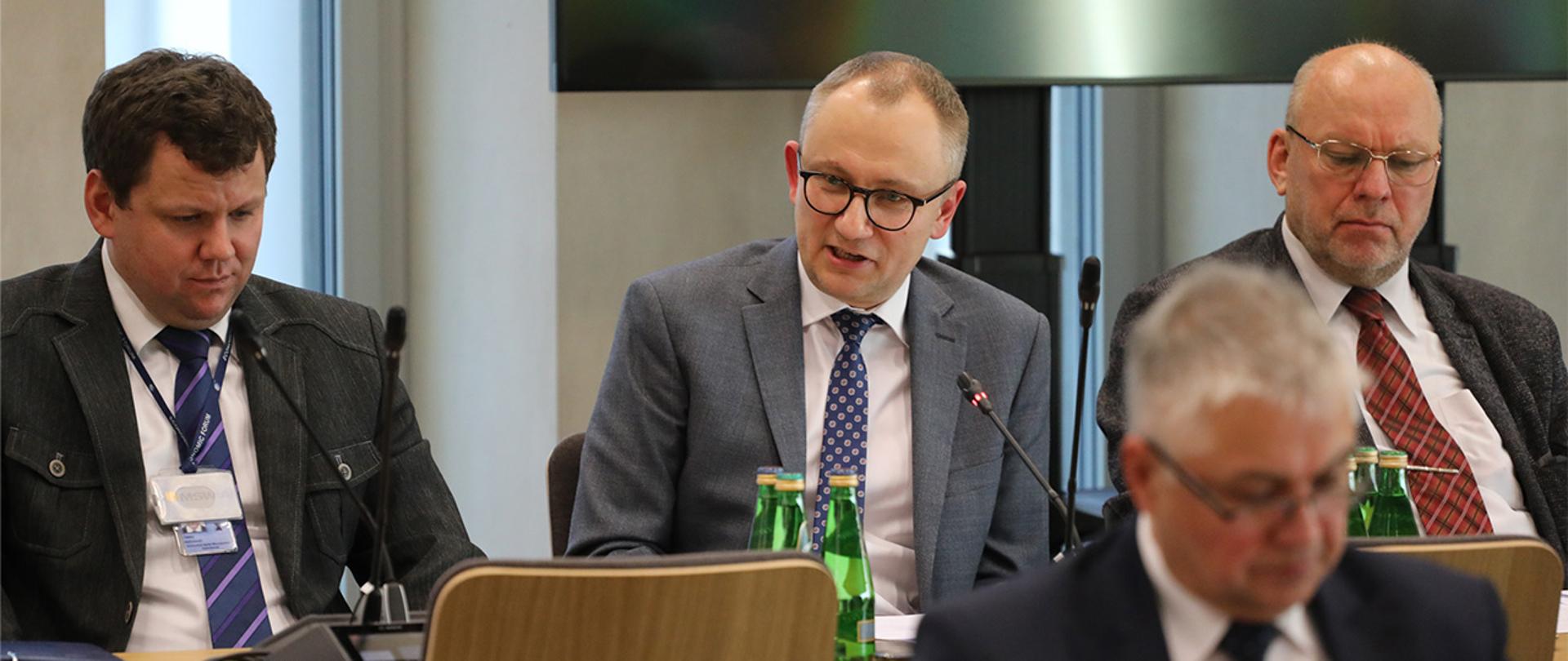 Wiceminister Błażej Poboży podczas posiedzenia Komisji Mniejszości Narodowych i Etnicznych