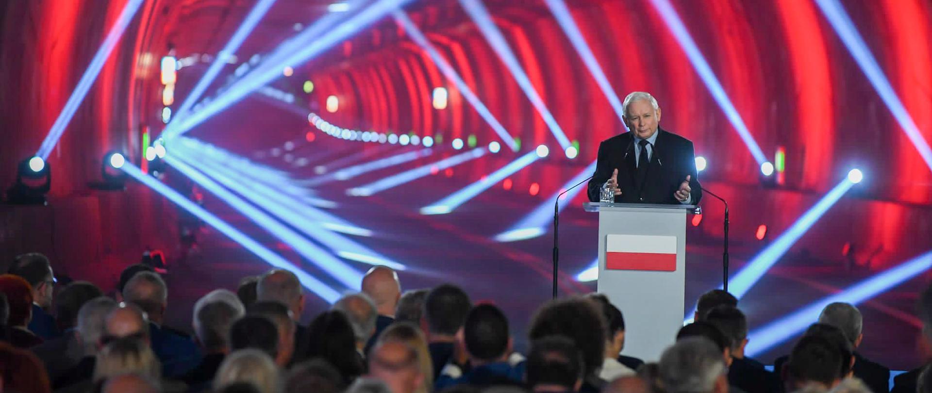 Premier Jarosław Kaczyński przemawia podczas otwarcia inwestycji pn. "Usprawnienie połączenia komunikacyjnego pomiędzy wyspami Uznam i Wolin w Świnoujściu - budowa tunelu pod Świną"